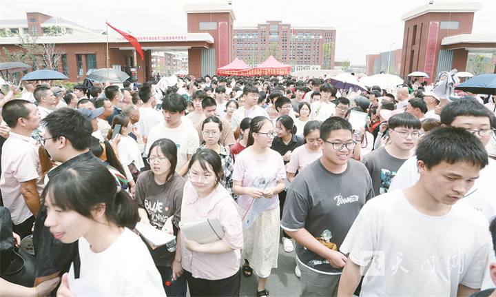 萬名學子迎戰高考